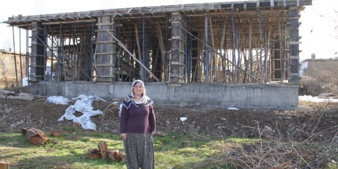 Kayyum atanan Belediye'den dar gelirli 3 aileye ev