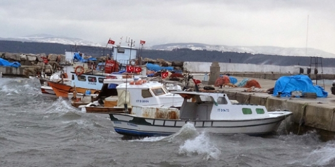 Kuzey Ege'de deniz ulaşımına fırtına engeli