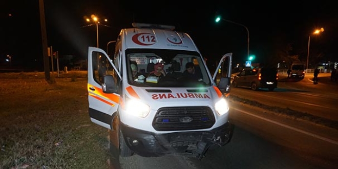 Ambulans ile otomobil arpt: 4 yaral