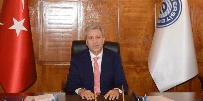 Rektör daveti kırmadı, öğrenci evine gitti