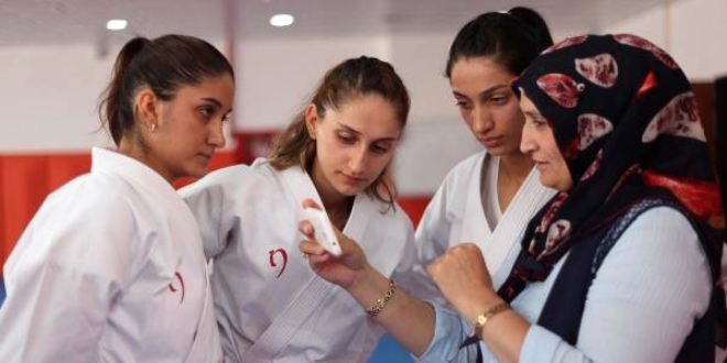 Karateci anne madalya istiyor