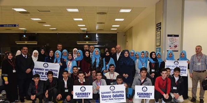 Sınavı kazanan üniversite öğrencileri umreye gidiyor