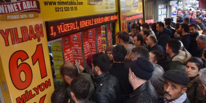 Yılbaşı biletlerine yoğun ilgi.. Uzun kuyruklar oluştu!
