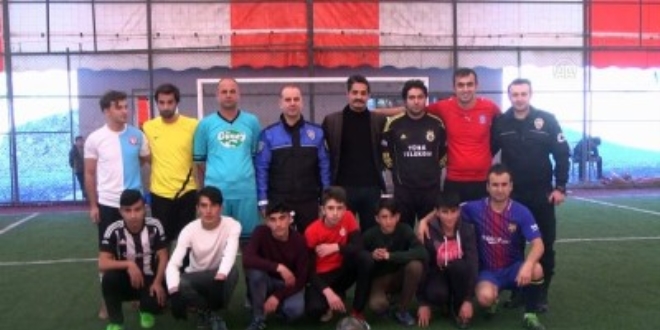 Hakkari'de polislerle öğrenciler futbol oynadı