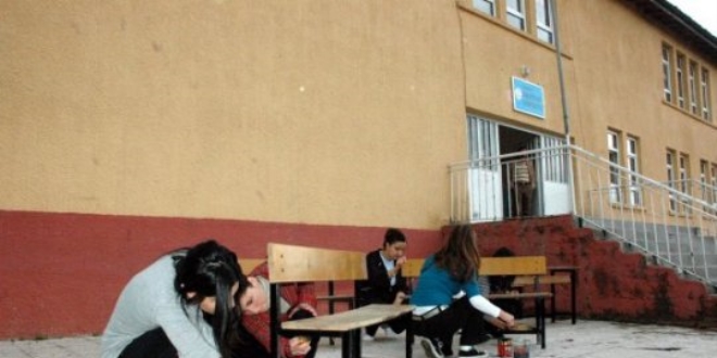 Öğretmenler sıra ve masaları tamir ederek boyadı