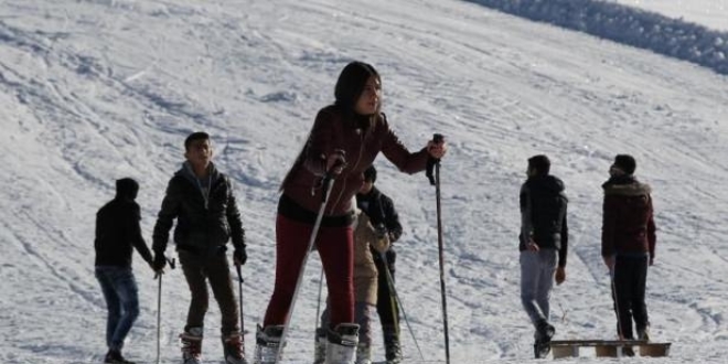 Hakkari'de 2 bin 800 rakımda kayak keyfi