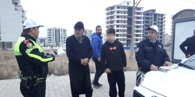Kaza tehlikesi atlatan polislere çocuk sürücü şoku