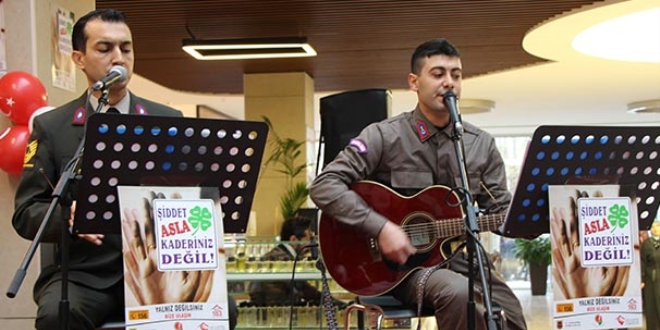 Askerlerden kadına şiddet karşıtı konser