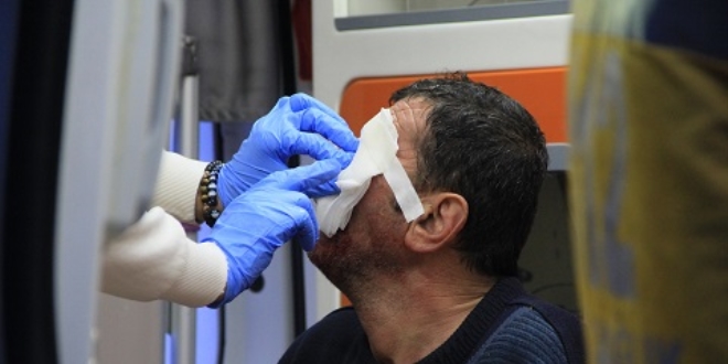 Birlikte alkol aldığı arkadaşını yüzünden bıçakladı