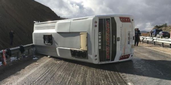 Antalya'da yolcu midibs devrildi: 15 yaral