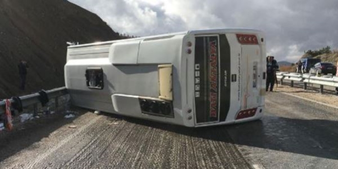 Antalya'da yolcu midibüsü devrildi: 15 yaralı