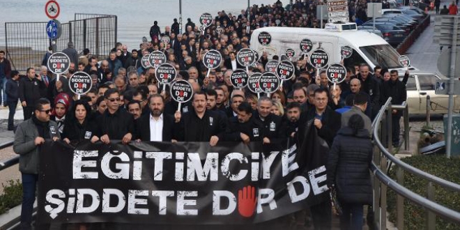 �zmir'de binlerce e�itimciden 'siyah y�r�y��'