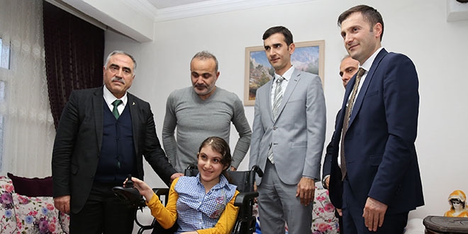 Artvin Valisi Doğanay'dan engelli kıza yardım eli