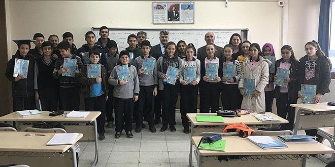 'Arnavutça' dersinin ilk kitapları öğrencilere dağıtıldı