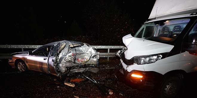 Karab�k'te otomobil ile kamyonet �arp��t�: 6 yaral�