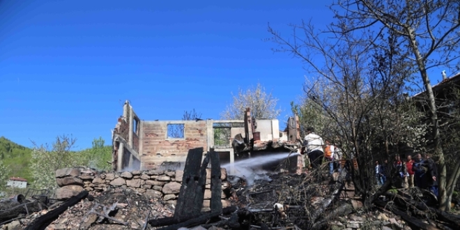 Kastamonu'da evleri yanan aileye 21 gndr ulalamyor