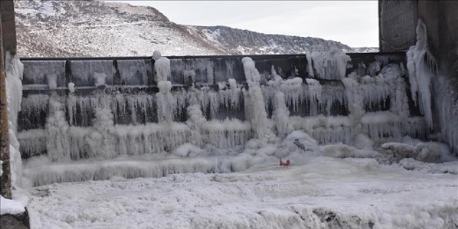 Souk hava baraj dondurdu
