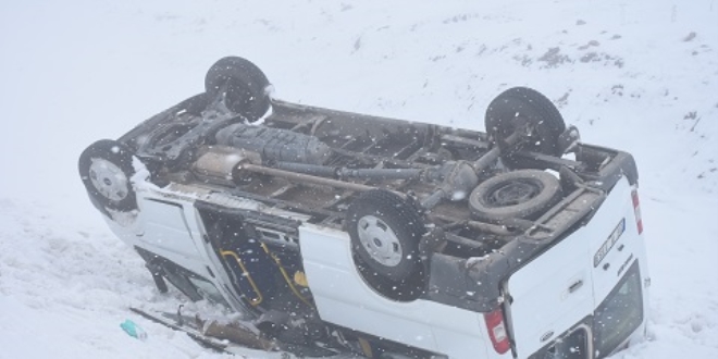 Kars'ta yolcu minibs arampole devrildi: 8 yaral