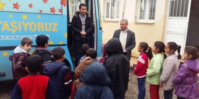 'Gezici k�t�phane, ilkoku ��rencilerini sevindirdi'