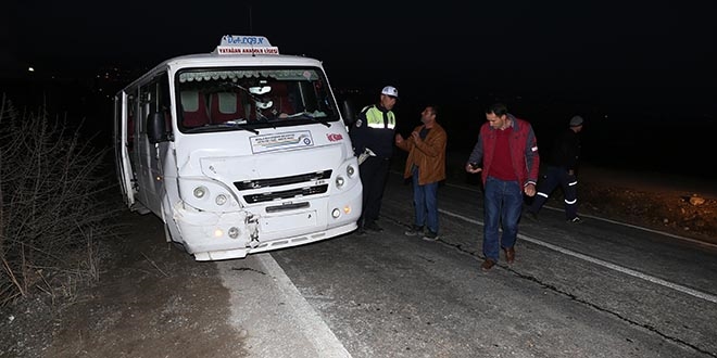 Mu�la'da ��renci servisi otomobille �arp��t�: 8 yaral�