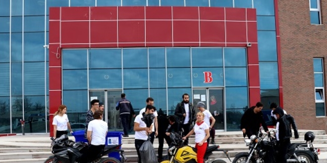 Sokak hayvanlarına 'motosikletle yemek servisi'