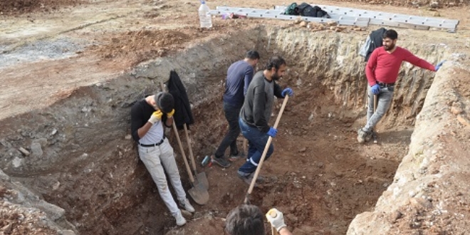 Mersin'de bir arazide 2 lahit bulundu