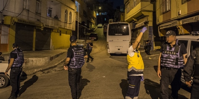 Fünye yaptı, kendini patlatacağını söyledi