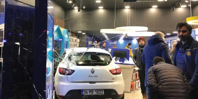 Maltepe'de otomobil işyerine daldı: 2 yaralı