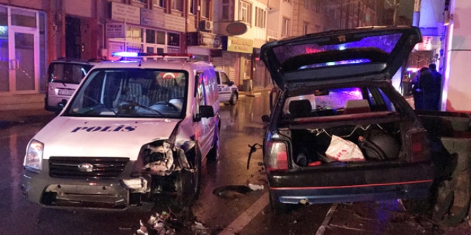 'Dur' ihtar�na uymad�, polis arac�na �arparak durdu