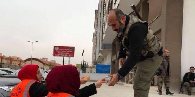 Sınırda görevli polislere çorba ikramı
