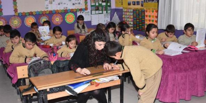 Öğrenci sıraları, oyun masasına dönüştürüldü