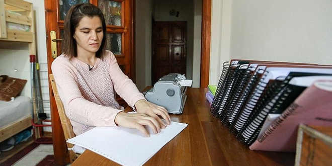 G�zlerinin yerine parmaklar�n� koyarak hayat� yakal�yor