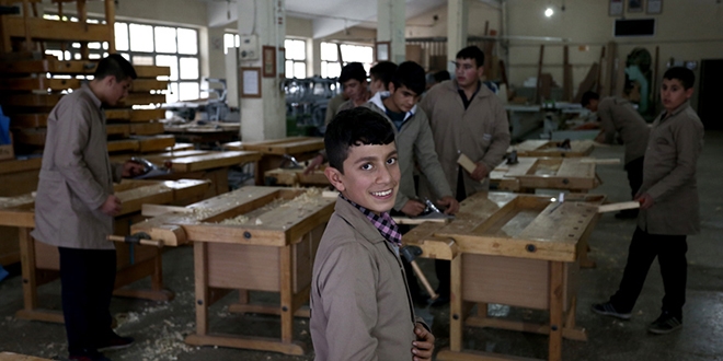 Suriye'nin okul sralar Gaziantep'ten