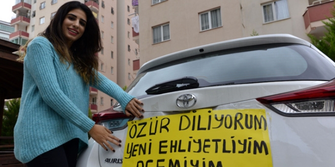Aracının arkasına öyle bir yazı astı ki!