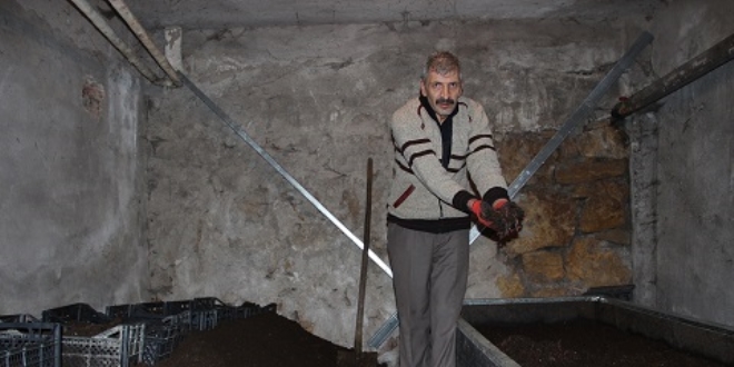 Evinin altında yüz binlerce solucan besliyor