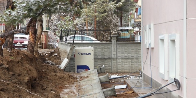 Sağlık merkezinin bahçe duvarı yoğun yağışa dayanamadı