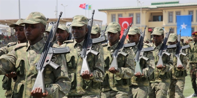 Somali'deki Türk üssü ilk mezunlarını verdi