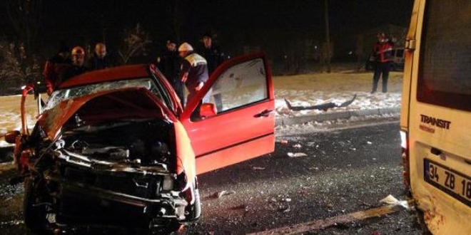 Otomobil k�rm�z� ���kta bekleyen minib�se �arpt�: 6 yaral�