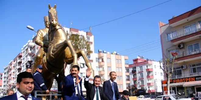 Atatürk heykeli yerleştirileceği alana konvoy ile getirildi