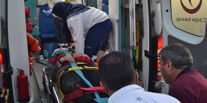 Servis aracından yola düşen liseli öğrencisi yaralandı
