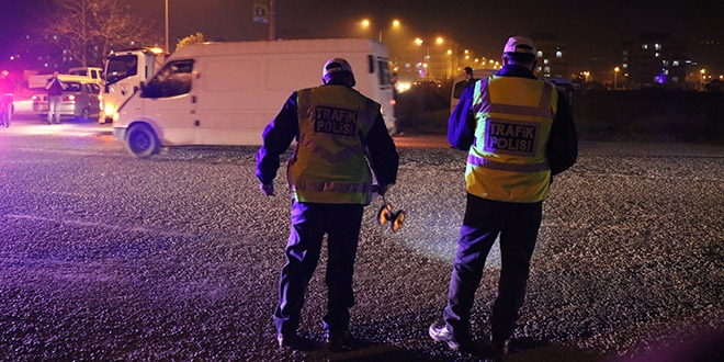 Polis aracı ile şehir içi otobüsü çarpıştı: 3 yaralı