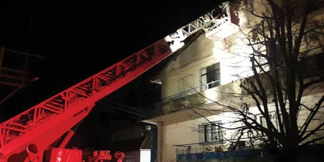 Gece yar�s� yang�n pani�i: 1 ki�i yaraland�, 5 ki�i dumandan etkilendi