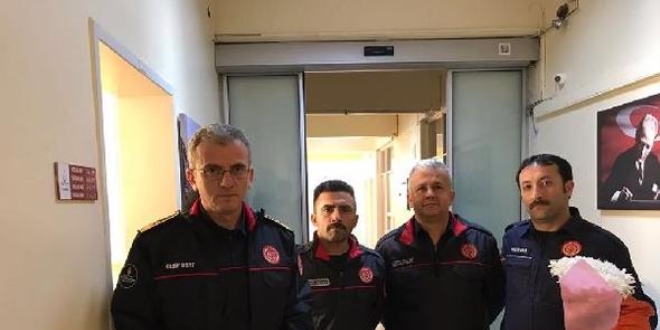 İtfaiyecilerden kurtardıkları çocuğa ziyaret