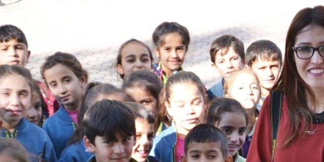 Sınıf öğretmeni yazığı kitabın geliriyle binlerce öğrenciye yardım etti