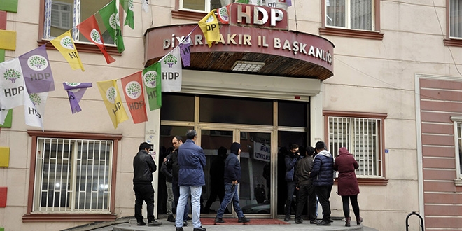 Diyarbakr'da DBP'ye polis baskn