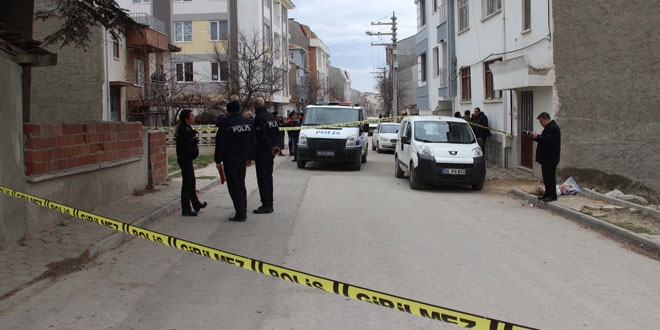 �nce kom�usunu vurdu ard�ndan intihar etti