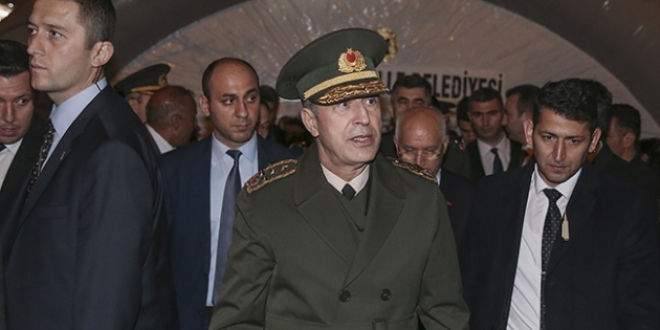 Orgeneral Akar, şehit evini ziyaret etti