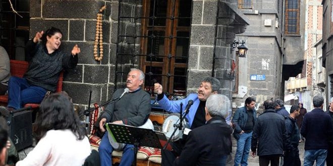 Sur'da silah sesleri, yerini müzik sesine bıraktı