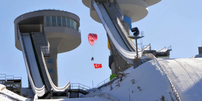 Kayakla atlama kuleleri taşıma karla atlayışa hazırlandı