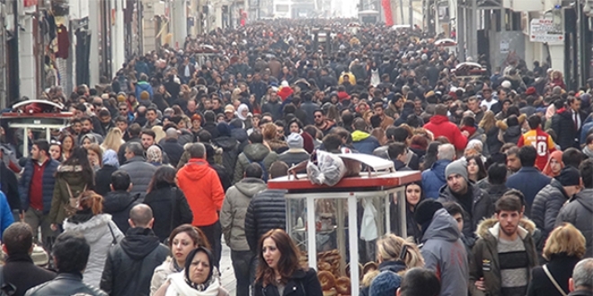 İstiklal Caddesi'nde insan seli